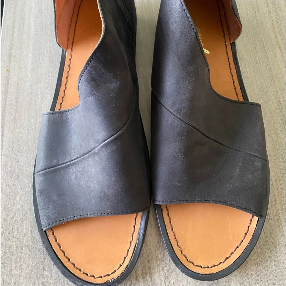 Free people Mont Blanc sandals the color is like a dark grayish black - Picture 2 of 12